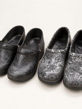 2 Pair Nurse Mates Pillowtop Women’s Nursing Clogs Size 6.5 Black & Paisley